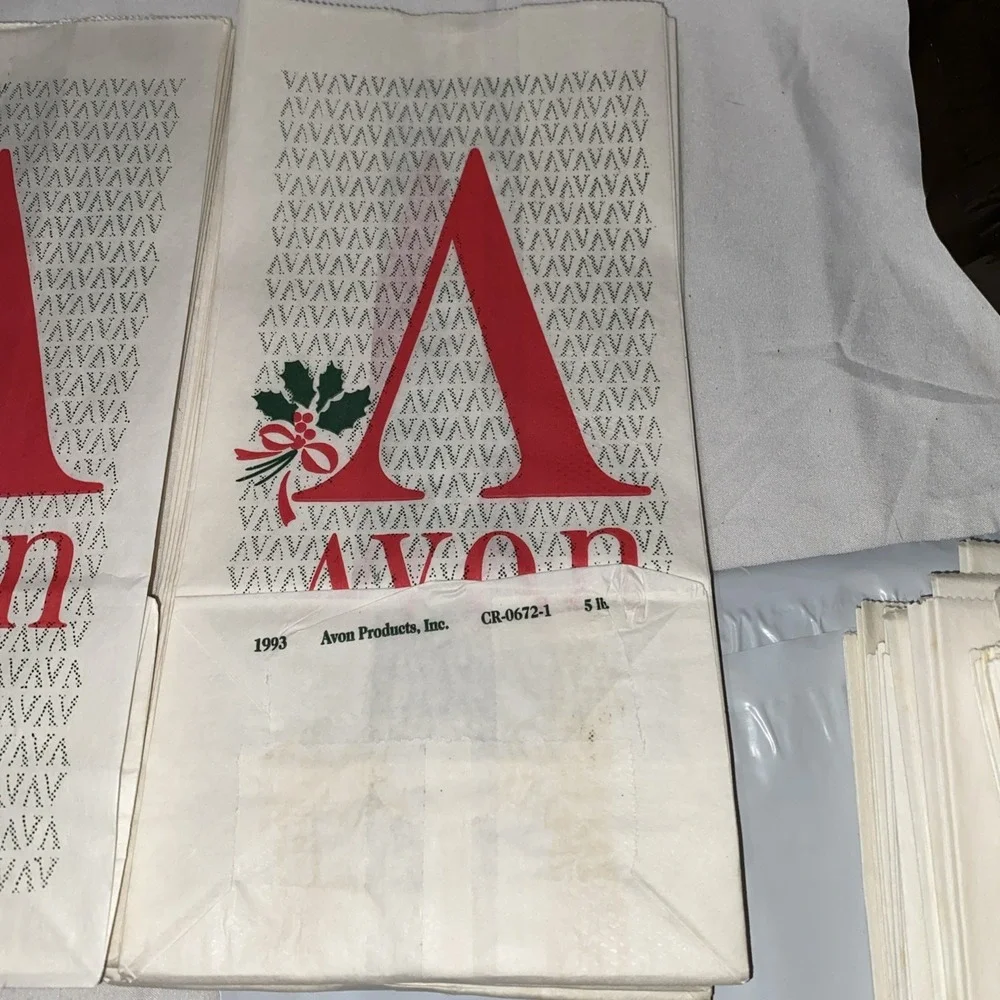 25 Vintage Avon 1993 Christmas Paper Bags 11 X 5.5 Inches. Read Description